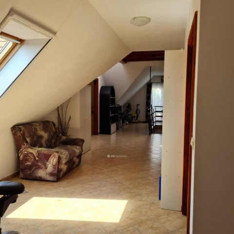 Eladó családi ház, Veszprémben 149.9 M Ft, 8+2 szobás