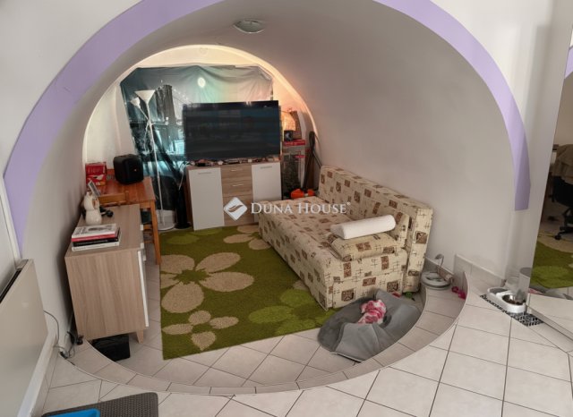 Eladó családi ház, Esztergomban, Mély úton 30 M Ft, 3 szobás
