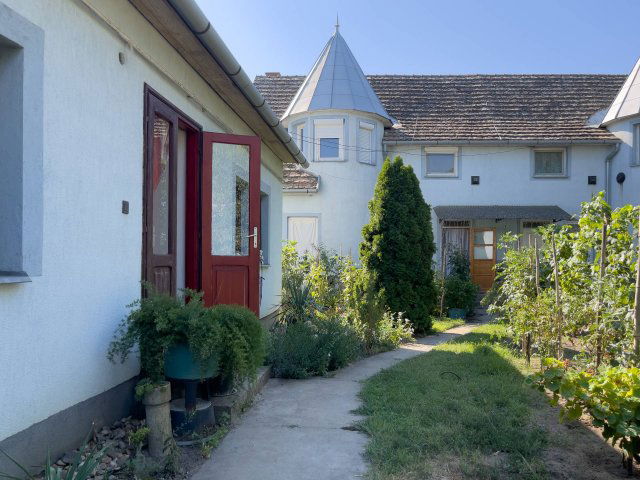 Eladó családi ház, Baján 75 M Ft, 6 szobás