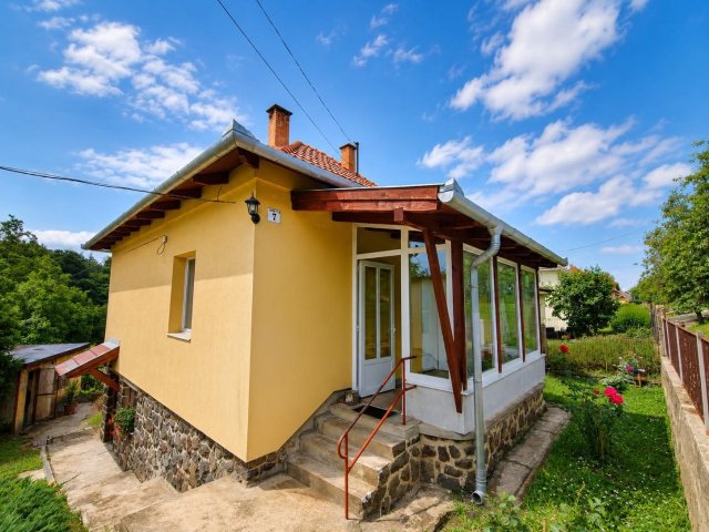Eladó családi ház, Komlón, Gárdonyi Géza utcában 69 M Ft