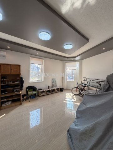 Eladó családi ház, Vecsésen 185 M Ft, 9 szobás