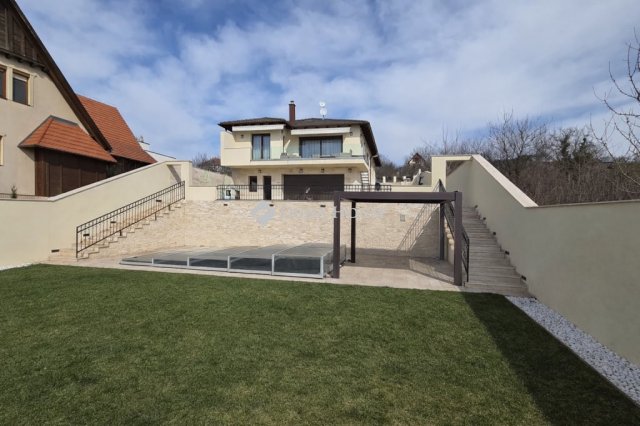 Eladó családi ház, Vácon 295 M Ft, 5 szobás