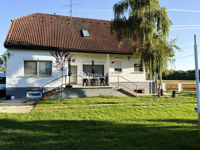 Eladó családi ház, Bőn 79.9 M Ft, 8 szobás