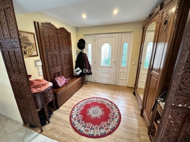 Eladó családi ház, Székesfehérvárott 204.9 M Ft, 9 szobás