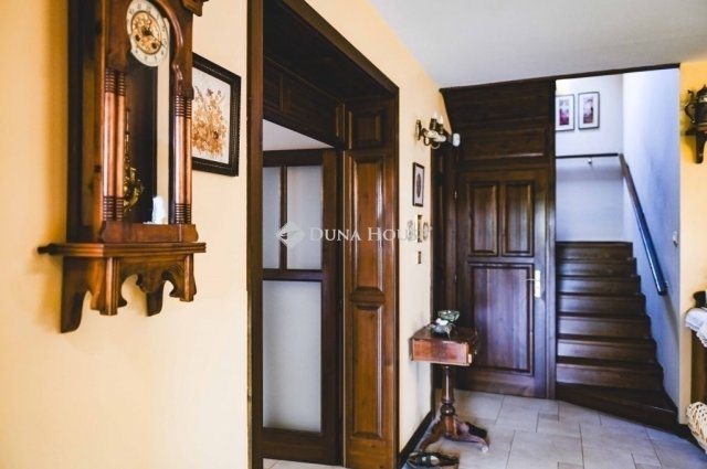 Eladó családi ház, Pécsett 170 M Ft, 1 szobás