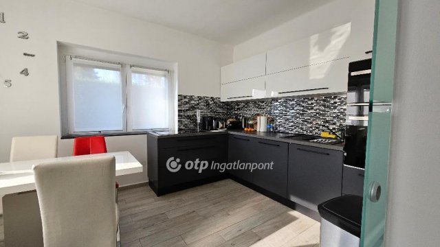 Eladó családi ház, Balatonföldváron 188 M Ft, 6+1 szobás