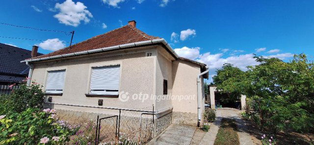 Eladó családi ház, Solton 25 M Ft, 2+1 szobás