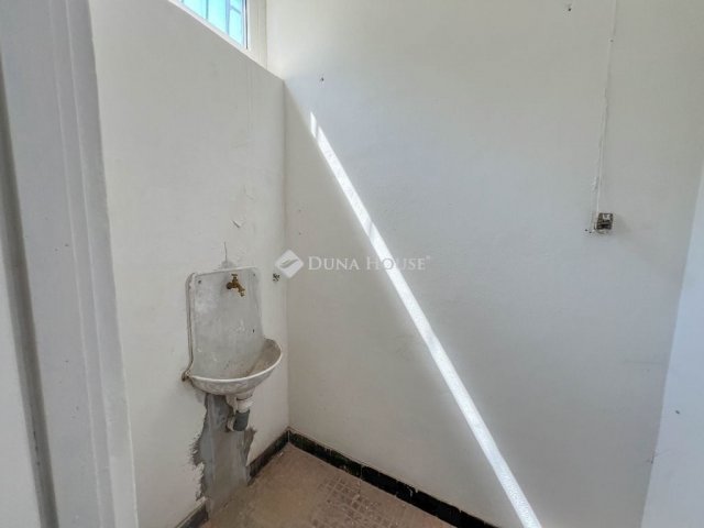 Eladó üzlethelyiség, Budapesten, XX. kerületben 68.9 M Ft