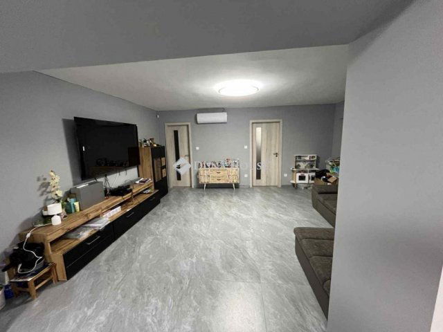 Eladó családi ház, Úrin, Fő utcában 99.9 M Ft, 4 szobás