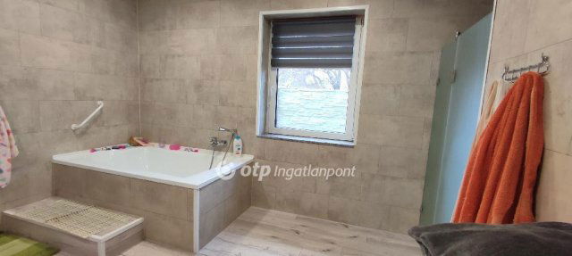 Eladó családi ház, Pápán 180 M Ft, 5+2 szobás