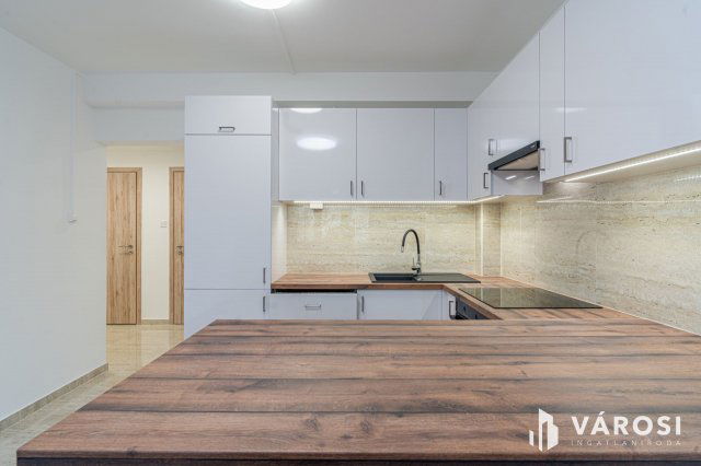 Eladó panellakás, Szegeden 67.9 M Ft, 4 szobás