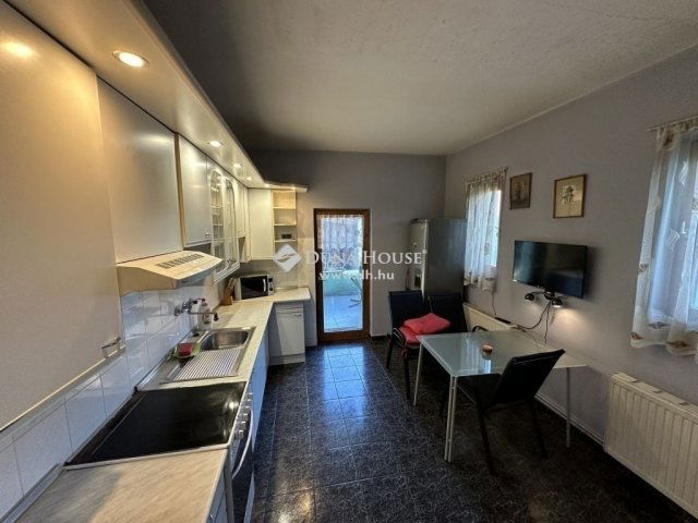 Eladó családi ház, Gödön 113.2 M Ft, 6 szobás