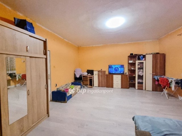 Eladó családi ház, Pápán 21.99 M Ft, 2 szobás