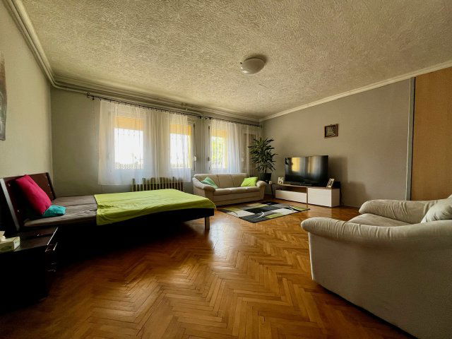 Eladó családi ház, Pécsett 89.9 M Ft, 3 szobás