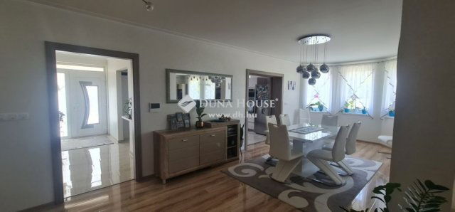 Eladó családi ház, Üllőn 324.9 M Ft, 6 szobás