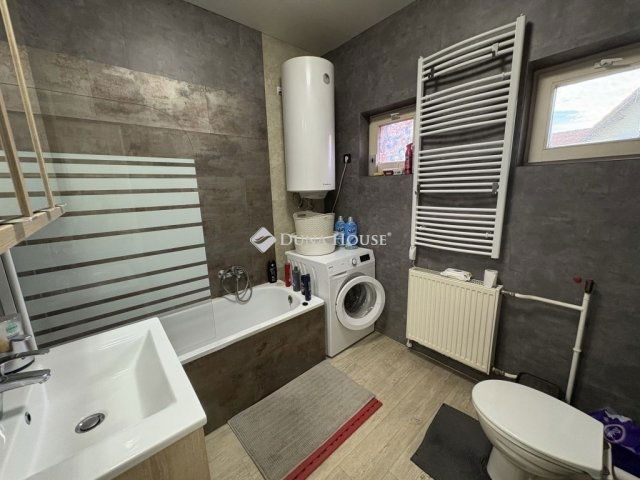 Eladó családi ház, Pécsett 89.9 M Ft, 7 szobás