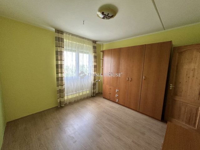 Kiadó panellakás, albérlet, Pécsett 160 E Ft / hó, 3 szobás