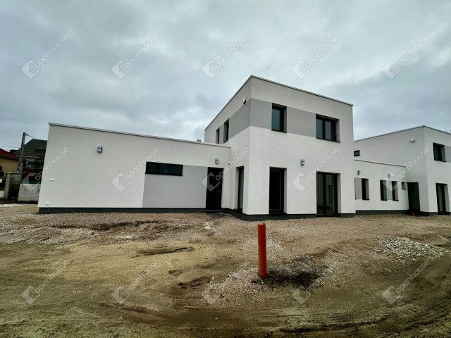 Eladó ikerház, Székesfehérvárott 149.9 M Ft, 4 szobás