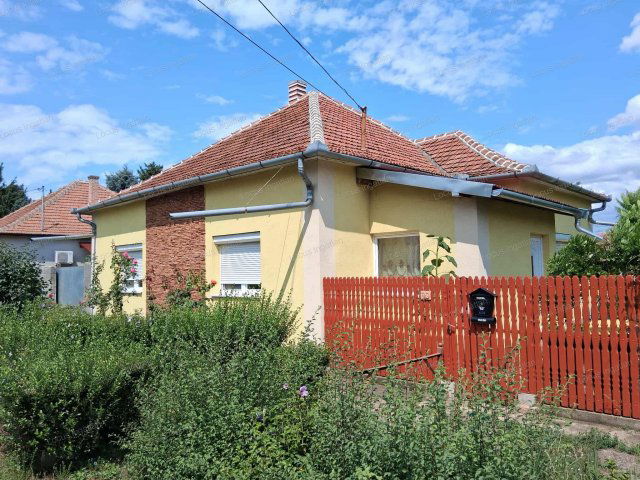 Eladó családi ház, Törökszentmiklóson 30.5 M Ft, 4 szobás