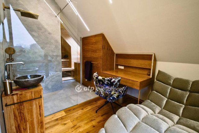 Eladó családi ház, Velencén 222 M Ft, 5+1 szobás