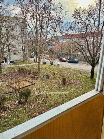 Eladó panellakás, Pécsett 63.9 M Ft, 2 szobás