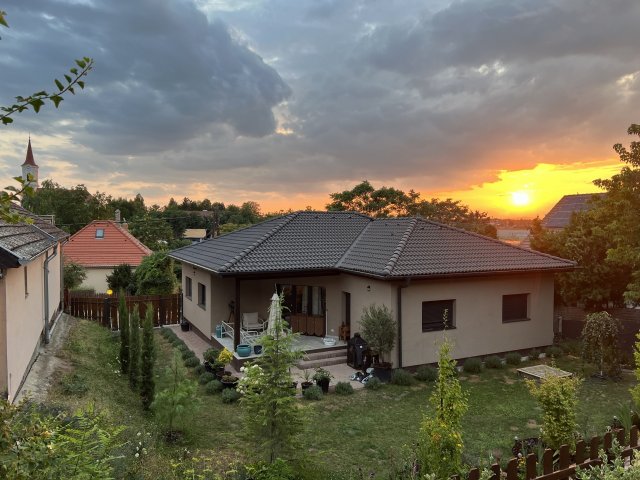 Eladó családi ház, Siófokon 147.9 M Ft, 5 szobás