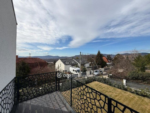 Eladó családi ház, Szentendrén 219.9 M Ft, 5 szobás