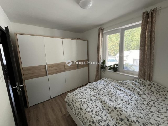 Eladó ikerház, Vácrátóton 105 M Ft, 4 szobás