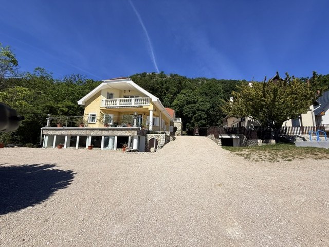 Eladó családi ház, Csákváron 248 M Ft, 7 szobás