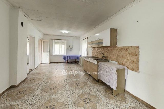 Eladó családi ház, Poroszlón 30 M Ft, 2 szobás