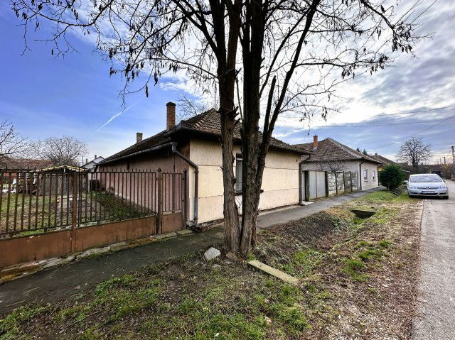 Eladó családi ház, Békéscsabán 16 M Ft, 2 szobás