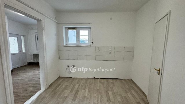 Eladó téglalakás, Pápán 49 M Ft, 3 szobás