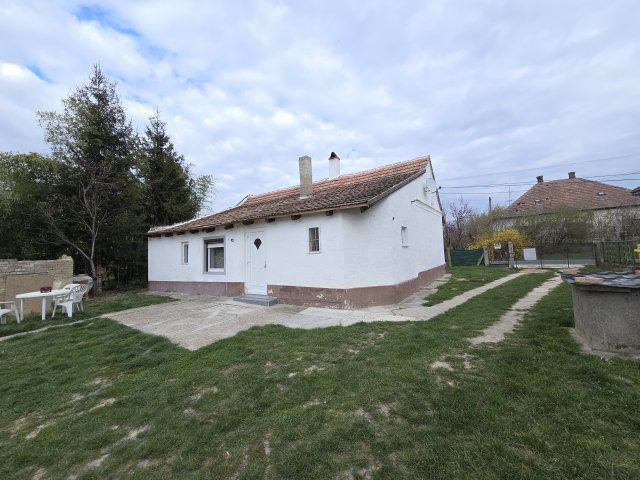 Eladó családi ház, Holládon 25.9 M Ft, 3 szobás