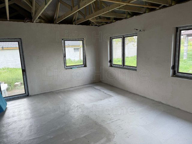 Eladó családi ház, Balatonszabadiban 74.9 M Ft, 8 szobás