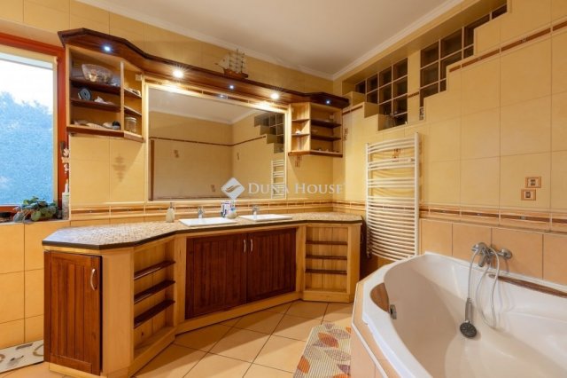 Eladó családi ház, Csomádon 268 M Ft, 7 szobás