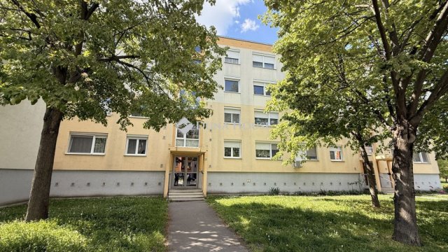 Eladó panellakás, Győrött, Erfurti úton 48.8 M Ft, 2 szobás