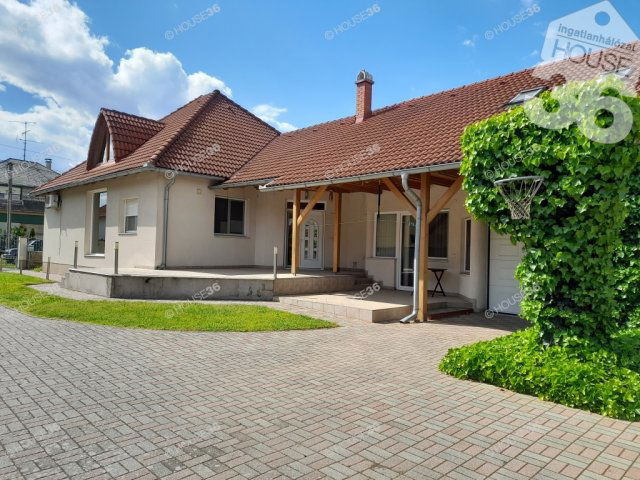 Eladó családi ház, Barcson 107 M Ft, 7 szobás