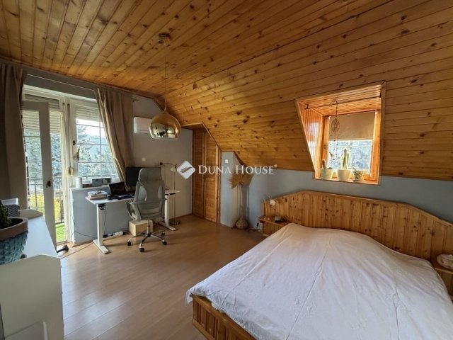 Eladó családi ház, Pécsett 179.9 M Ft, 8 szobás