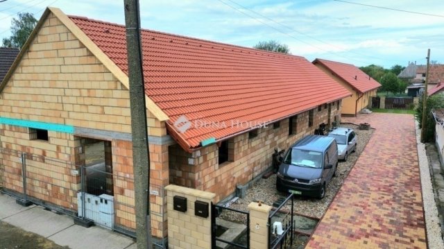 Eladó ikerház, Monoron 99.9 M Ft, 5 szobás / költözzbe.hu