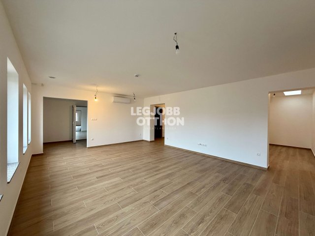 Eladó téglalakás, Cegléden 119.2 M Ft, 3 szobás