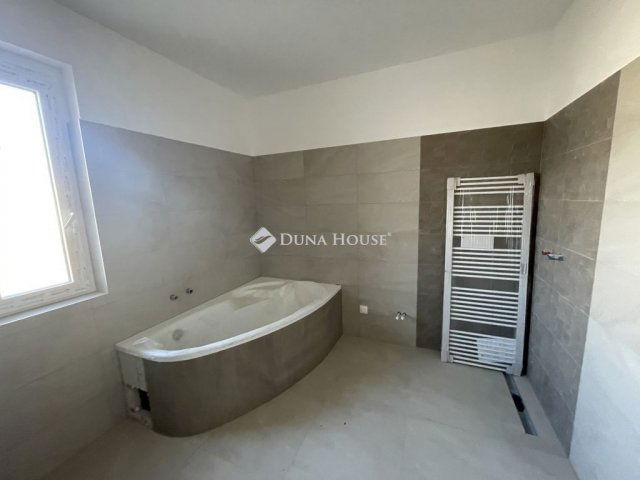 Eladó családi ház, Kecskeméten 128 M Ft, 5 szobás