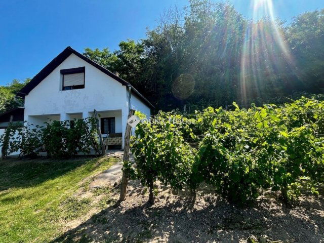 Eladó nyaraló, Kölesden 7 M Ft, 2 szobás / költözzbe.hu