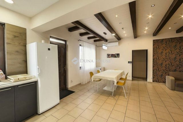 Eladó családi ház, Kecskeméten 199 M Ft, 9 szobás