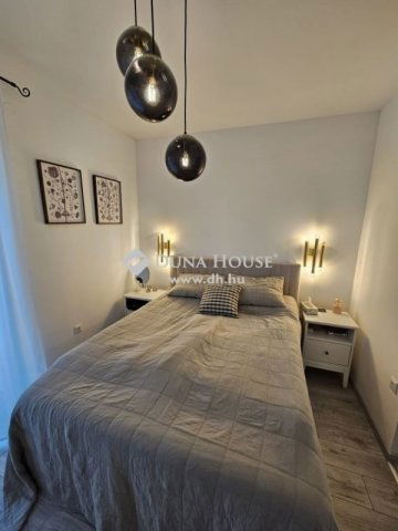 Eladó téglalakás, Pécsett 100 M Ft, 4 szobás