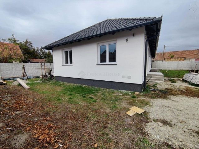 Eladó ikerház, Monoron 98 M Ft, 4 szobás / költözzbe.hu