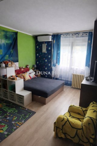 Eladó panellakás, Pécsett 47.5 M Ft, 3 szobás