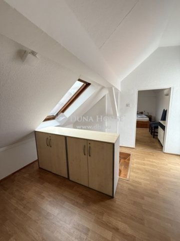 Eladó téglalakás, Pécsett 39.9 M Ft, 4 szobás