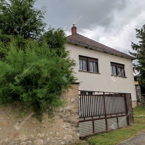 Eladó családi ház, Bakonykoppányban 37.9 M Ft, 4 szobás