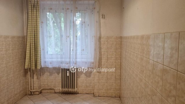 Eladó téglalakás, Dunaújvárosban 34 M Ft, 2 szobás