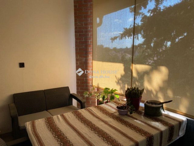 Eladó családi ház, Pécsett 381 M Ft, 6 szobás